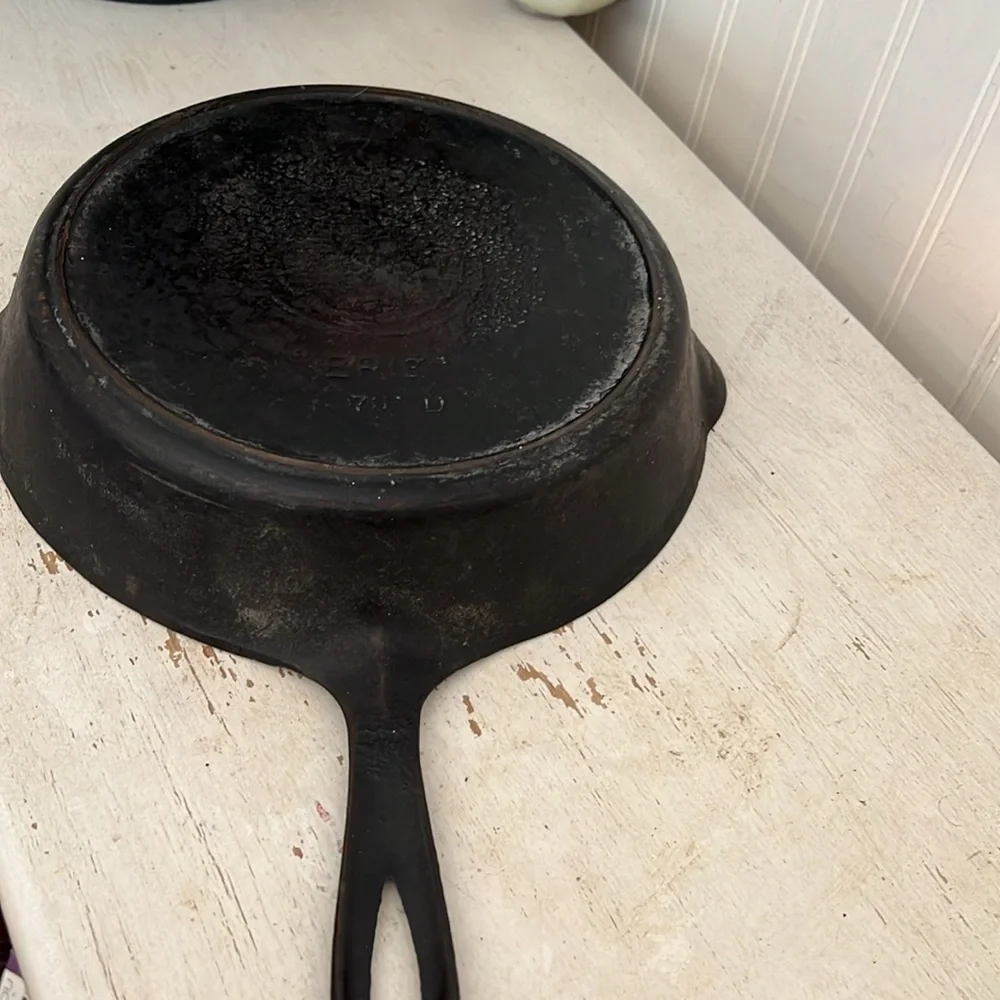Vintage Griswold cast iron skillet Erie 70 D